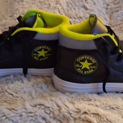 Boys Convers Hightops Chuck Taylor All Star Sz 2