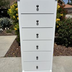 White 6 Drawer Modern Dresser Chest of Drawers Furniture Excellent Condition 