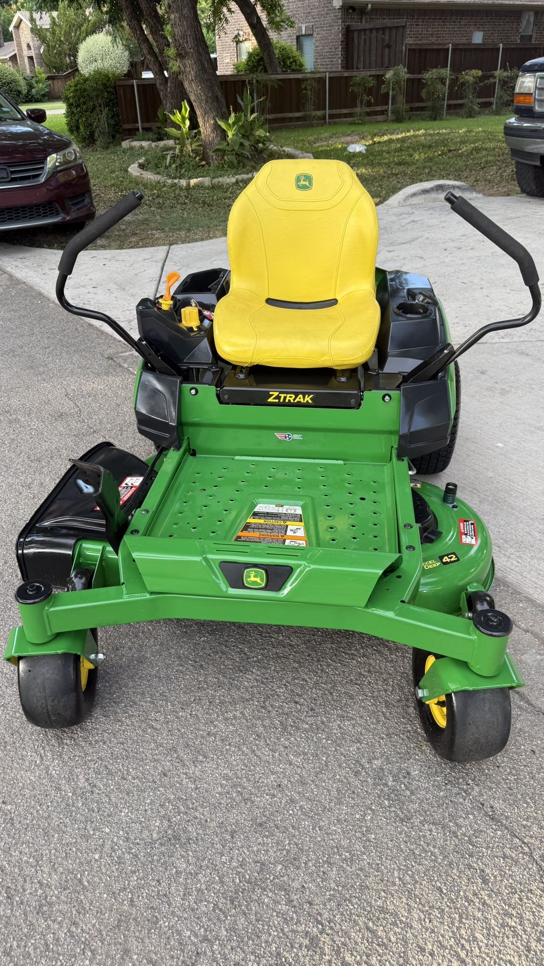 Like new Z315E 42" 20 HP With only 13 hours cash only Located in Grand Prairie Thank you  Como nueva Z315E 42" 20 CV Con Tan solo 13 horas solo efecti