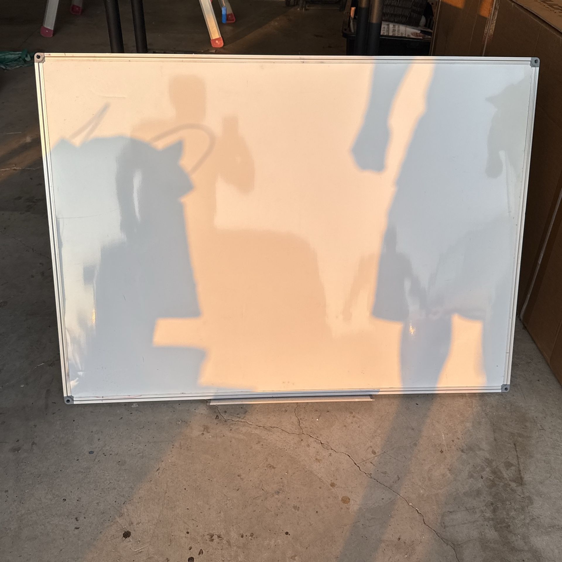 Free whiteboard (good condition)