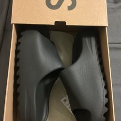 Yeezy Slide Authentic 