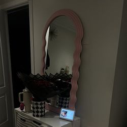 Pink Wavy Mirror 