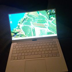 Laptop DELL XPS 13" TOUCHSCREEN INTEL i7  8gb Ram  256ssd Windows 11 LIKE NEW And Charger  INCLUDED