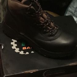 Safety work boots sz 11 DeadStock fresh buy now good for hiking if u need clean fresh work boots cop up now