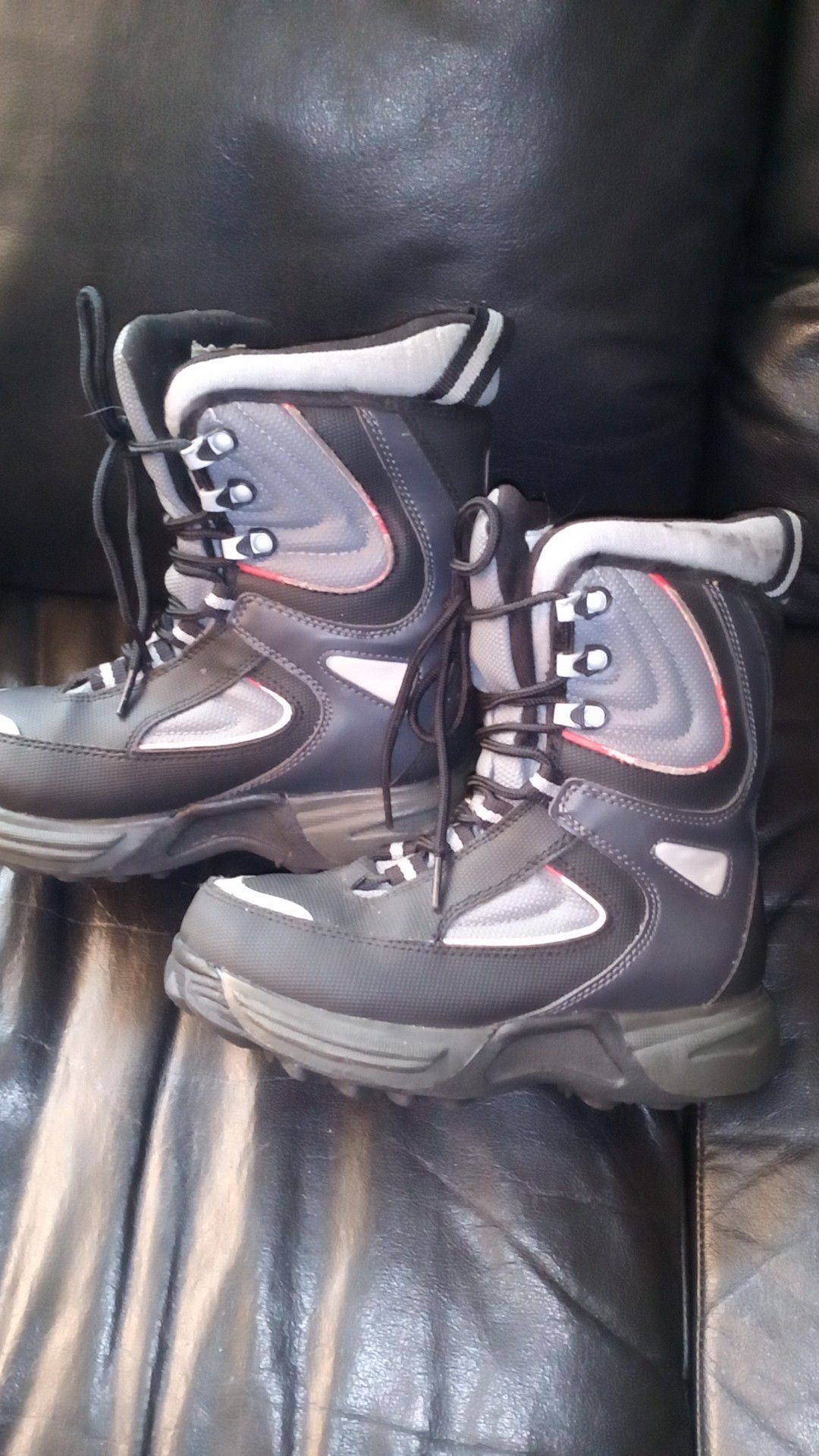 Kids boots size 3 good for rain or snow in great condition