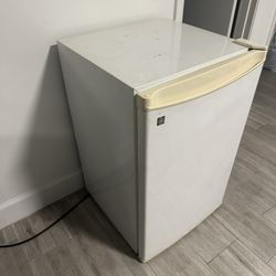 GE MINI FRIDGE