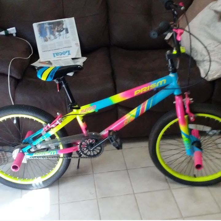 20" girls Avigo prism bike with pegs on both front and back wheels
