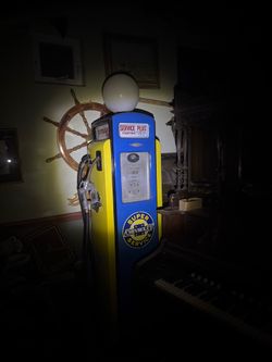 Vintage  gas pumps with all the parts original parts
