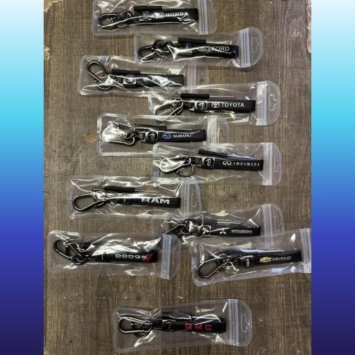 HONDA/FORD/BMW/TOYOTA/SUBARU/INFINITI/RAM/MITSUBISHI/DODGE/CHEVROLET/GMC KEYCHAINS/LLAVEROS