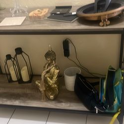 Mesa Y Estante Pequeño . ( Los Adornos De La Mesa No Están Incluidos )