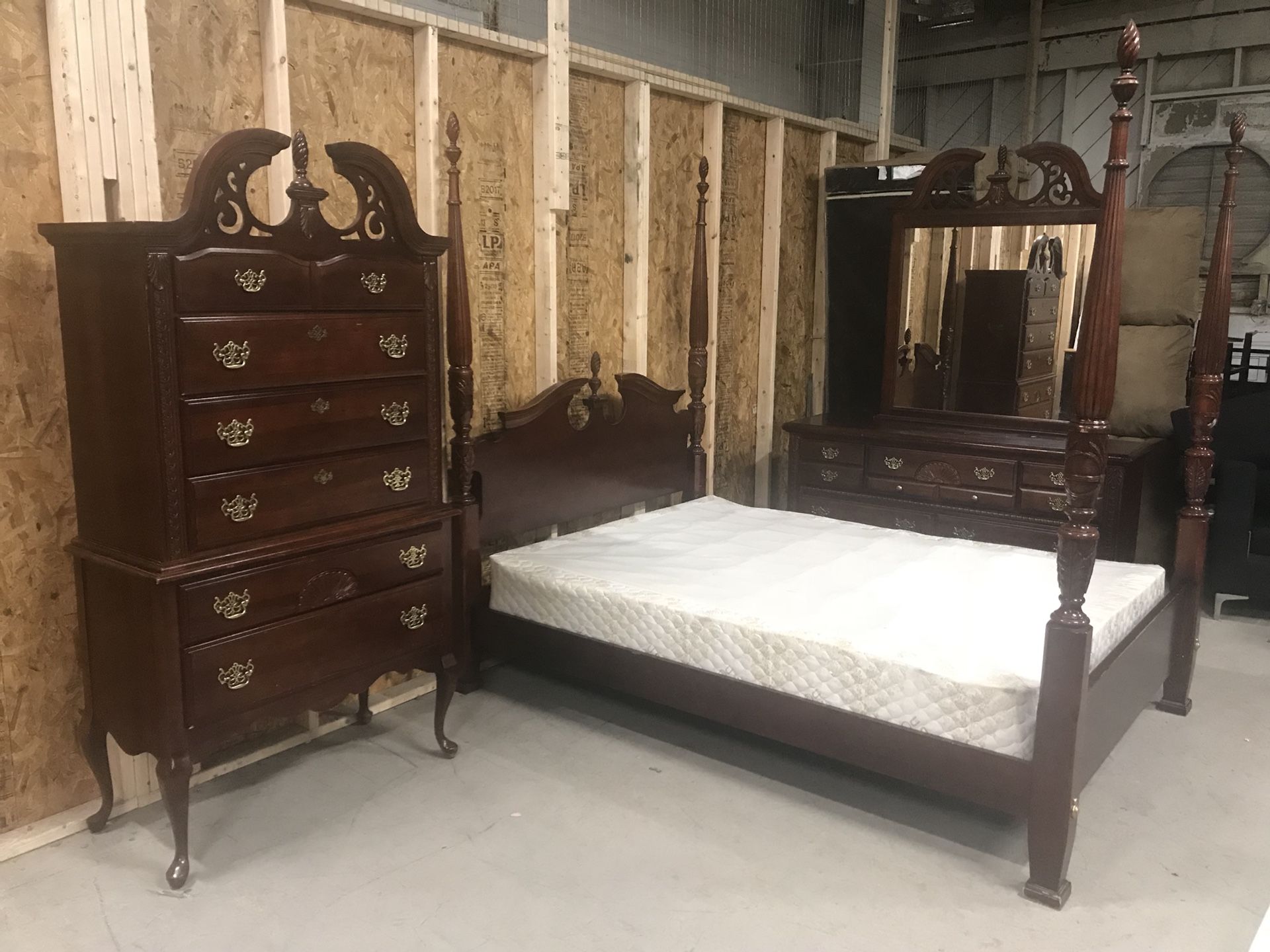 Beautiful Vintage 4 Post Vaughan Bassett Queen Bedroom Suite for Sale
