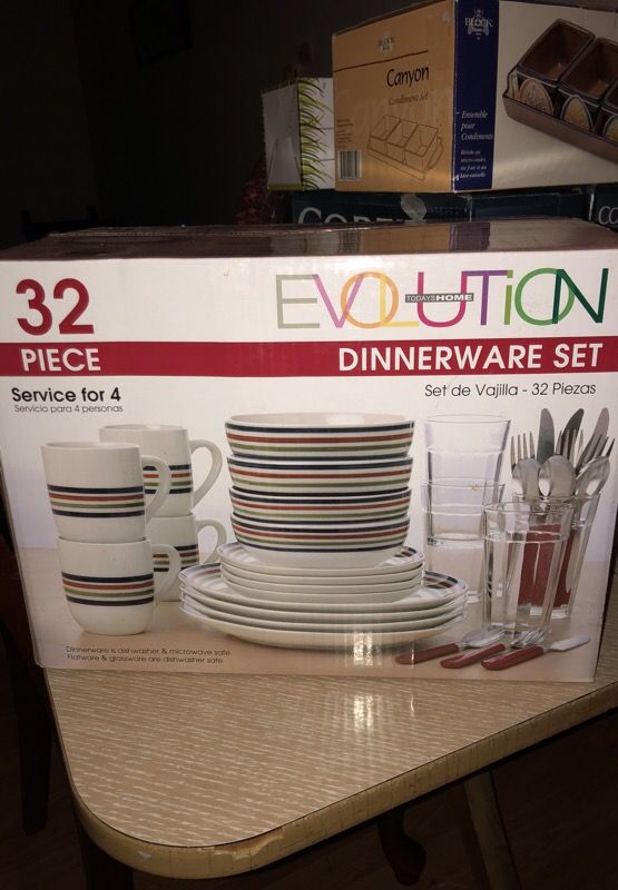 Evolution 32 Piece Dinnerware Set (NEW)