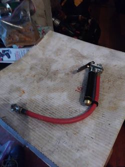 AIR CHUCK WITH BUILT IN PRESSURE GAUGE WORKS GREAT