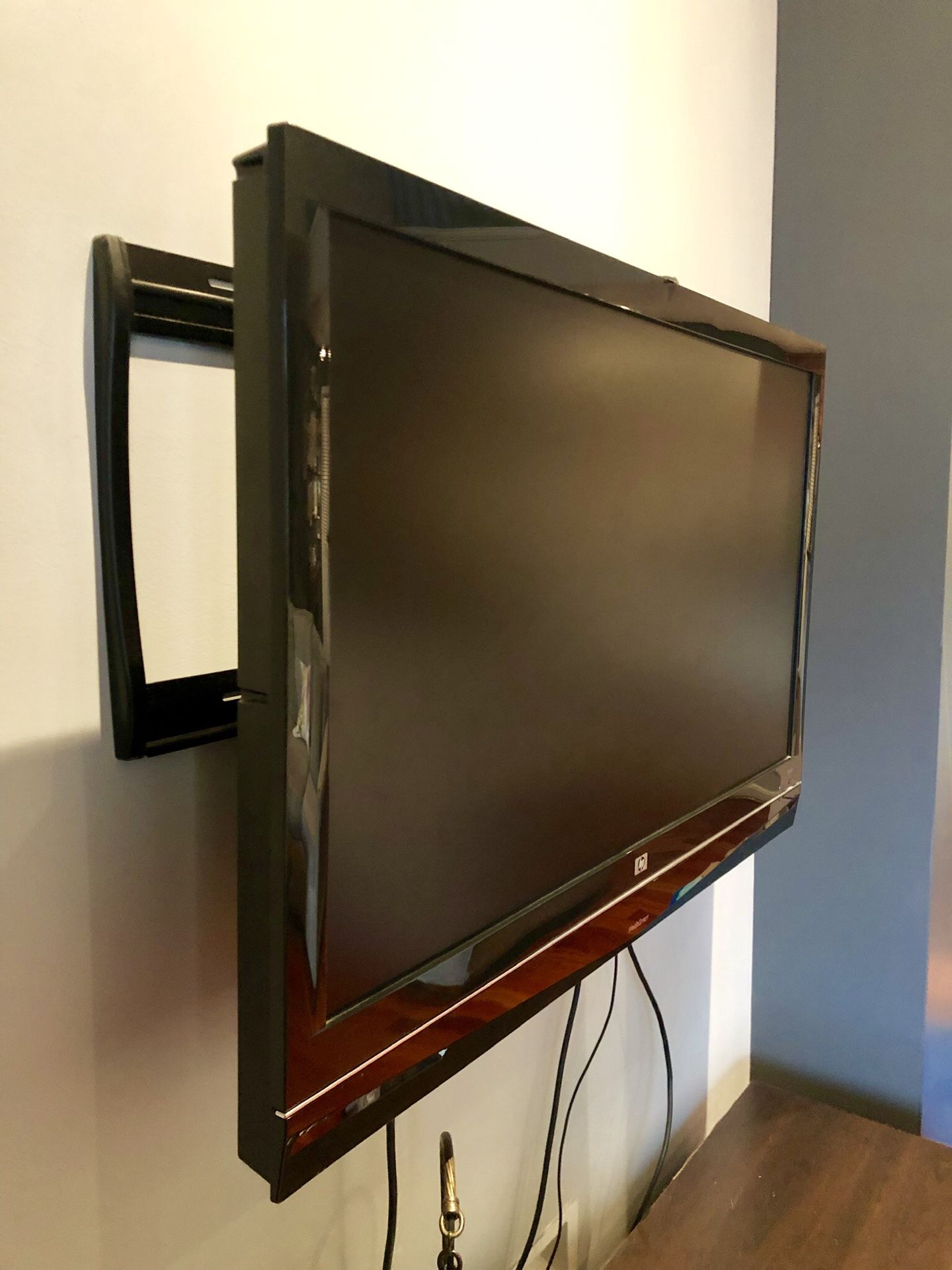 40 inch HP tv and stand available plus tv table (great condition)