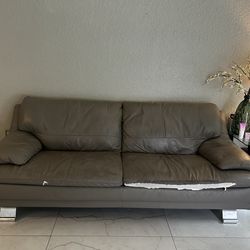 Free couch!! Bought in 2020. The frame is perfect, just little peeling which could be covered with a blanket.