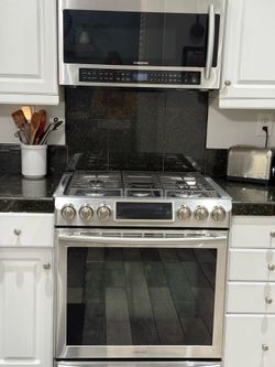 Stove/Oven - Gas (free microwave)