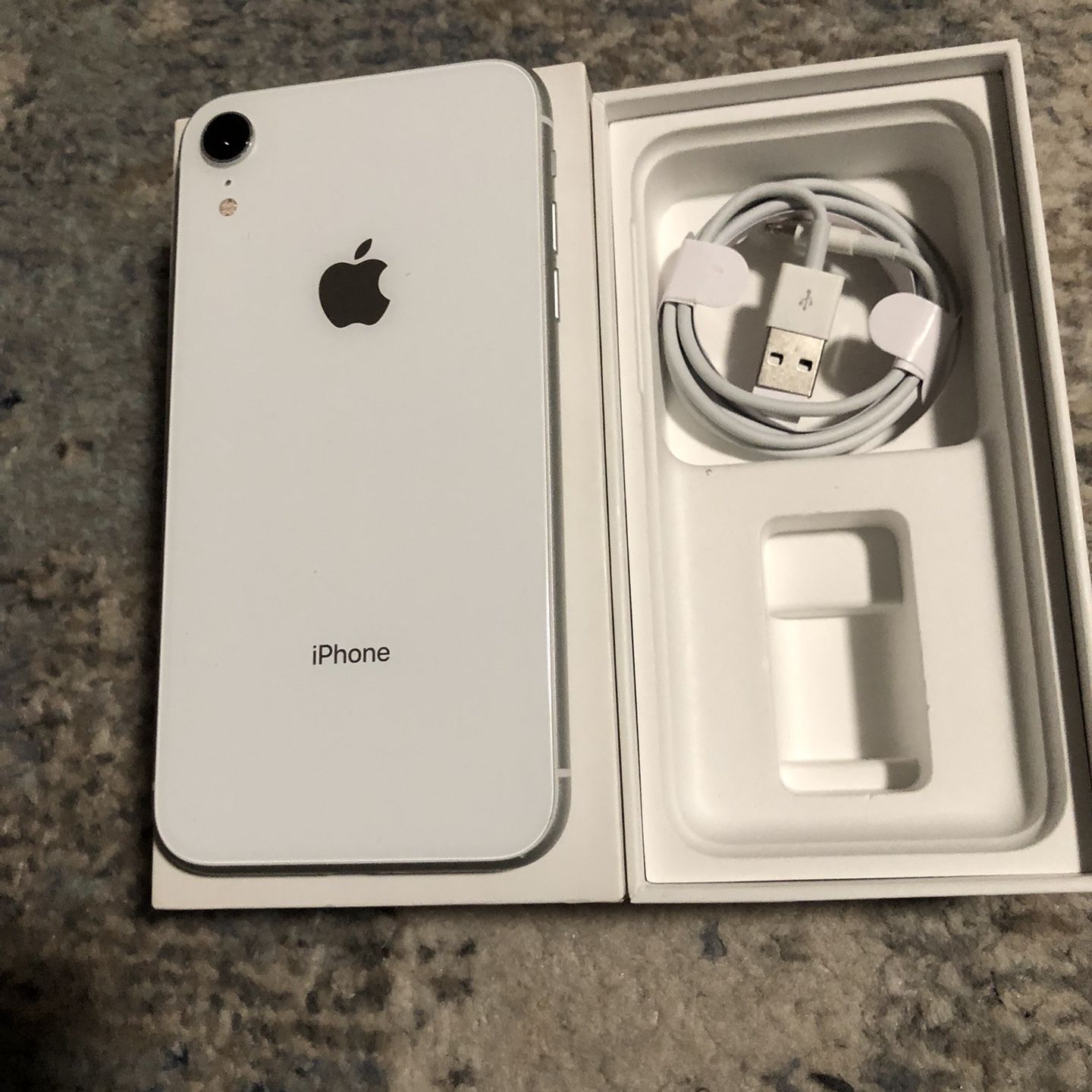 iPhone XR 64g Unlocked for Sale in Chicago, IL - OfferUp