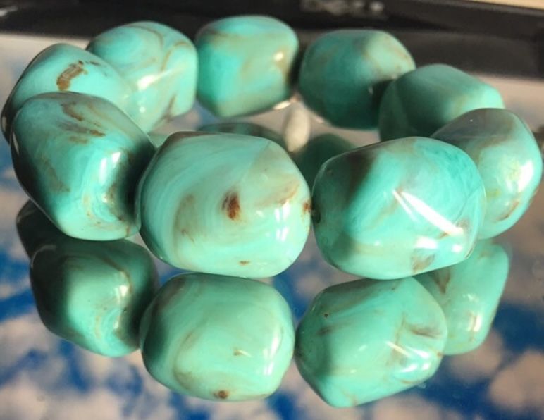 Tarina Tarantino Vintage súper natural Turquoise blue lucite bracelet.