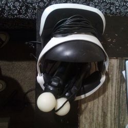PS4 VR Headset And Two Motion Controllers 