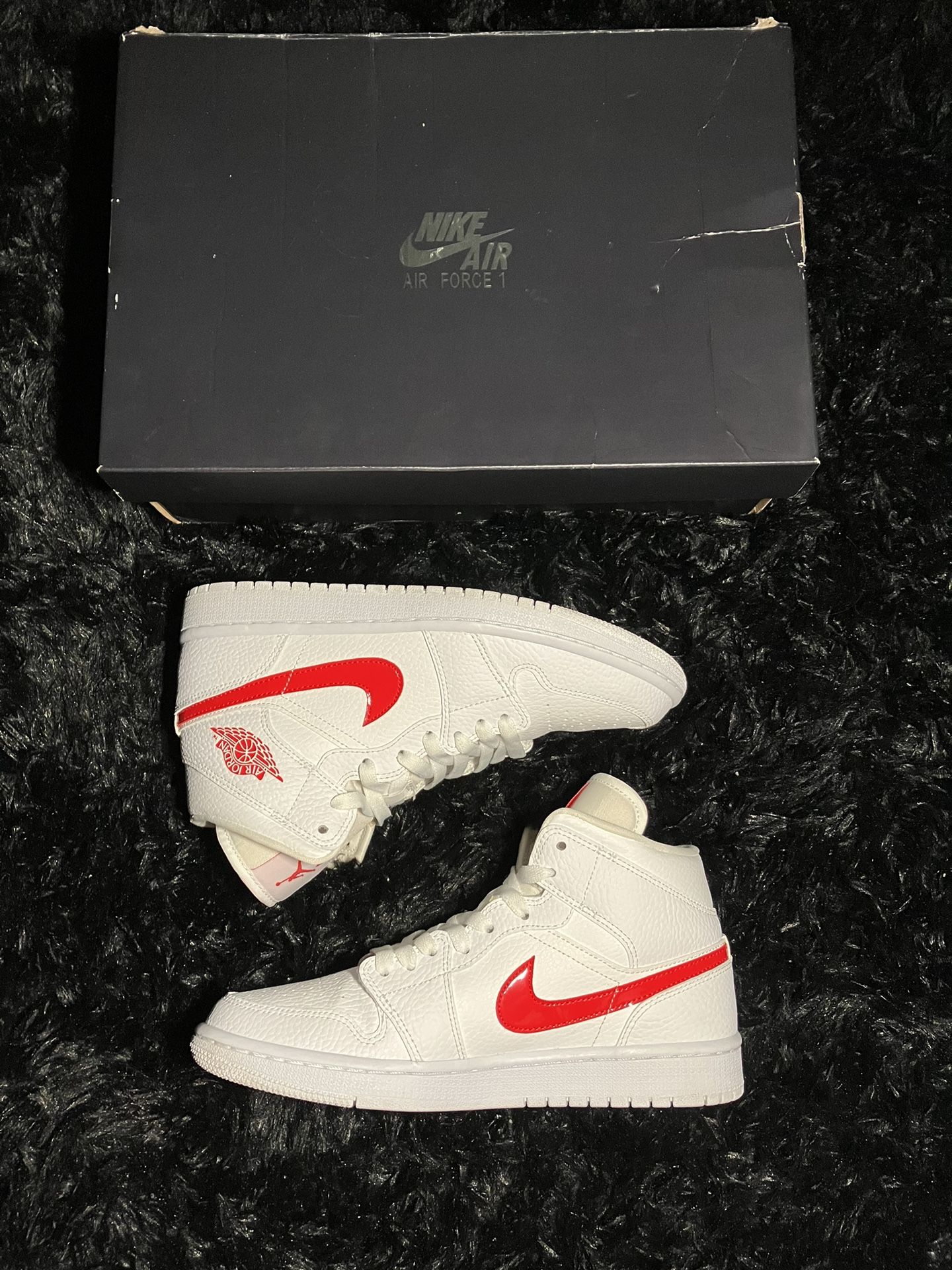 University red 1 Mids - VNDS - Size 8.5W - asking for 180 but shoot offers