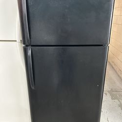 Black 18 Cubic Foot Refrigerator 