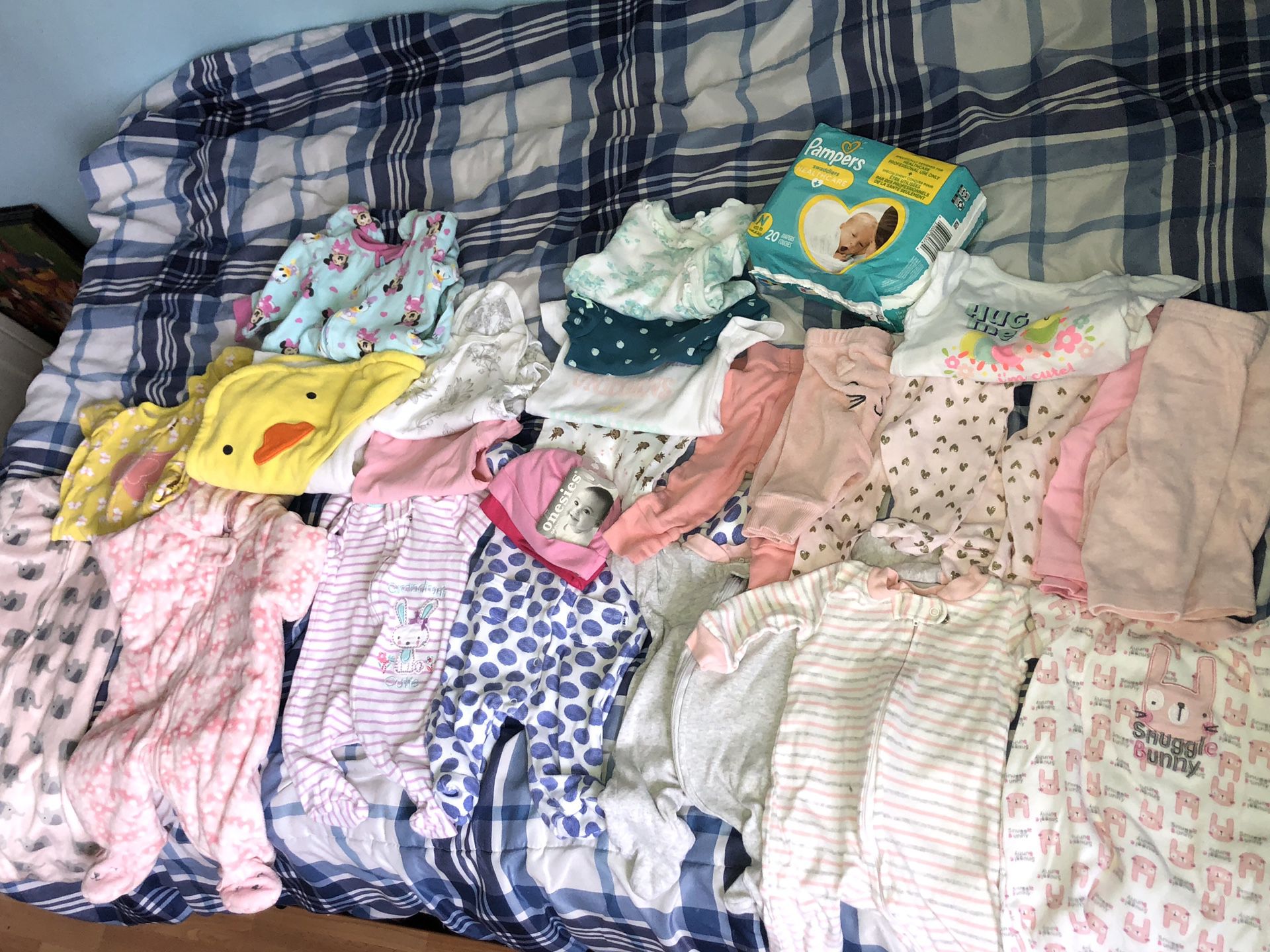 newborn clothes and clothes from 0 to 3 months 2 rocking chair and diaper package all include