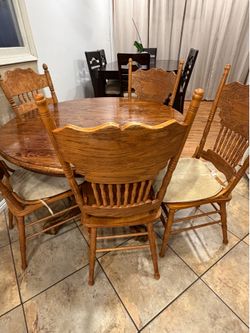 Solid Oak Pedestal Dining Table + 4 Matching Chairs (Claw-Foot Base)