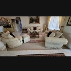 LIVING ROOM SET IN PERFECT CONDITION