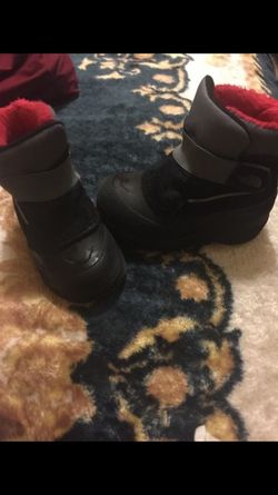8c north face boots in box