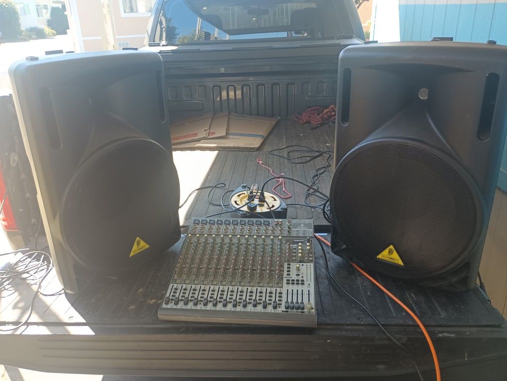 Dj Set Up Berringer 15 Amplified Speakers & Mixer