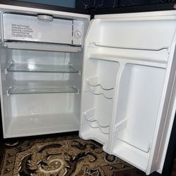 mini fridge 