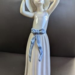 Lladro Figurine. Lady W/ hat. #5011