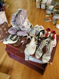 A lot of ladies size 5 shoes all for 10.00 total