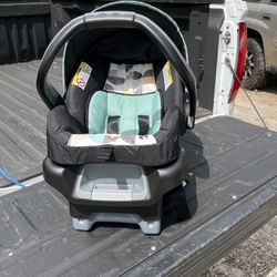 Car Seat Baby Trend Expires Dec 2028  Like New  W Base 