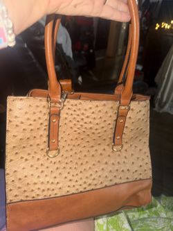 Preowned New Direction Purse Ostrich Faux Leather purse in good condition. Approx.. 4x12x15 located off lake mead and Simmons area asking $15