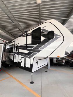 2021 Momentum 398 M Fifth Wheel Toy Hauler 18ft GARAGE