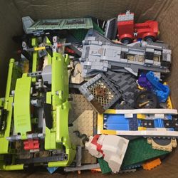 A 13.8lbs Bulk Lego Lot With Minifigs