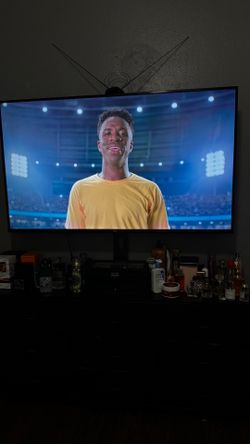 TV + Black 6-Drawer/Dresser/TV Stand Bundle Great Condition