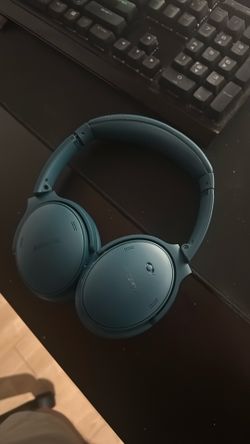 Bose Quiet comfort comes with case and cable