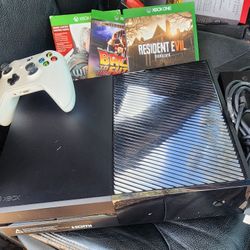 Xbox One W/ Games & Controller 