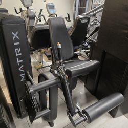 Matrix ultra leg extension commercial gym equipment exercise fitness weight machine