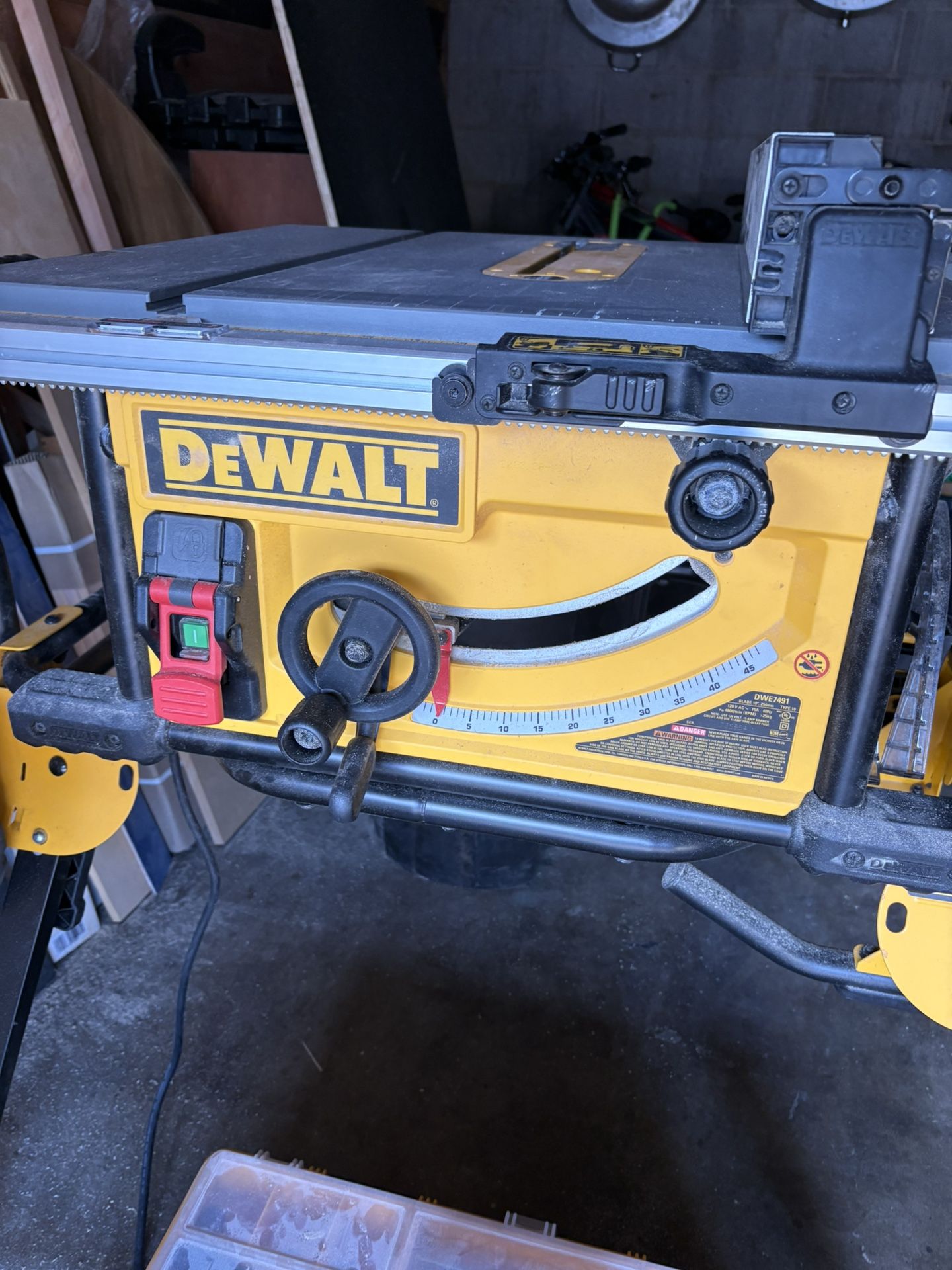 Table Saw dewalt 10” Almost New!