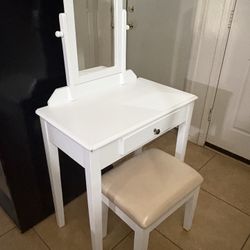 White Vanity With Stools