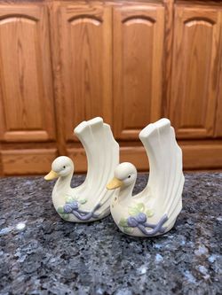 Vintage Ceramic Swan Pair of Salt and Pepper Shakers.  Size approximately 4 inches tall.  Preowned.