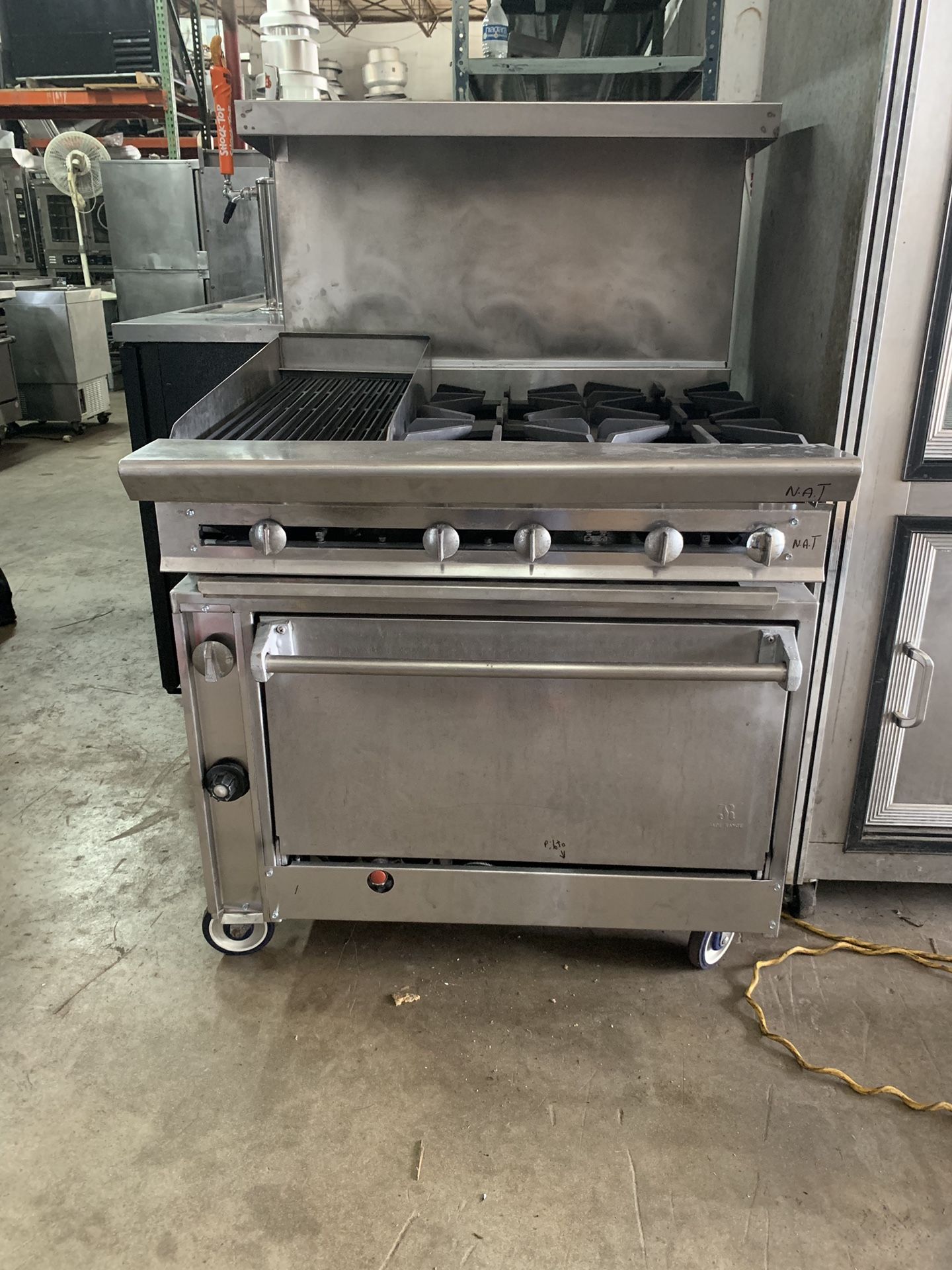 USED JADE RANGE 4 Burner w/ oven and 12” griddle for Sale in Hialeah