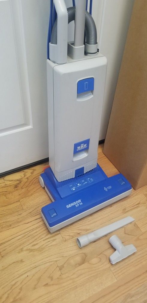 NEW cond Windsor COMMERCIAL VACUUM WITH COMPLETE ATTACHMENTS , AMAZING POWER SUCTION , WORKS EXCELLENT , IN THE BOX
