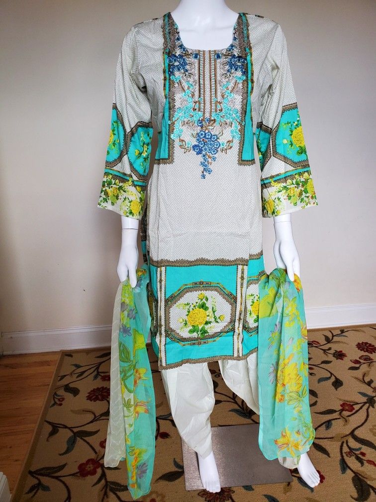 Pakistani Shalwar Kameez Lawn stitched