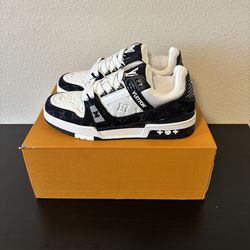 White/black trainers