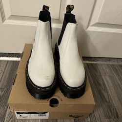 2976 Smooth Leather Doc Marten Platform Chelsea Boots Dr Marten Shoes (Women's Size 7)