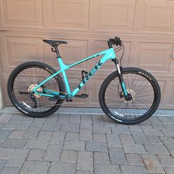 TREK MARLIN 7 MOUNTAIN BIKE 29 ER 1 X 10 SPEED ROCKSHOX LOCKOUT FRONT SUSPENSION ( CHECK MY OTHER BIKES)